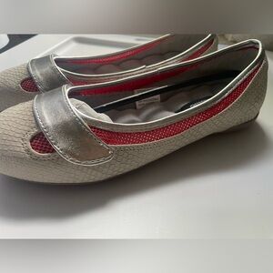 Theme Silver & Red Textured Slip-on Cushioned Ballet Slipper Shoes (Women’s 7.5)